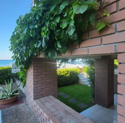 Evita Maisonette, Elegant Beachfront Apt,