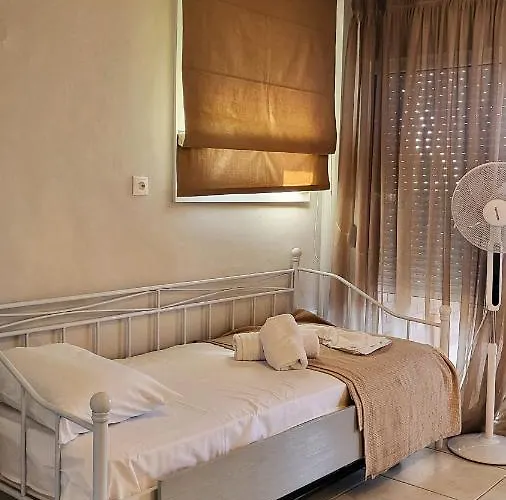 Evita Maisonette, Elegant Beachfront Apt, * 波利克罗诺