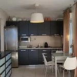 Evita Maisonette, Elegant Beachfront Apt, Apartamento Polychrono