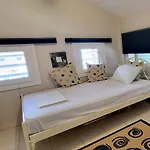 Evita Maisonette, Elegant Beachfront Apt, Apartamento Polychrono