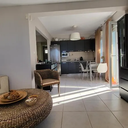 Evita Maisonette, Elegant Beachfront Apt, Polychrono