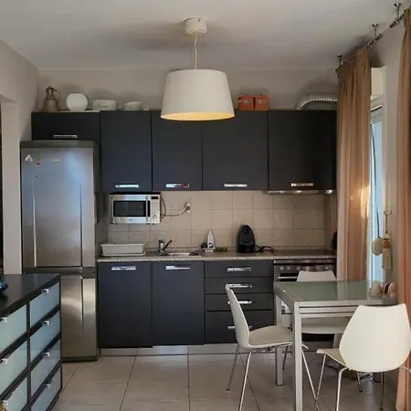 Evita Maisonette, Elegant Beachfront Apt, Apartamento Polychrono