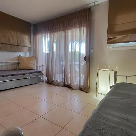 Evita Maisonette, Elegant Beachfront Apt, Apartament