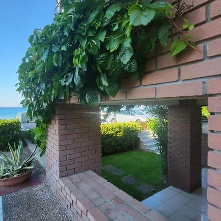 Evita Maisonette, Elegant Beachfront Apt,