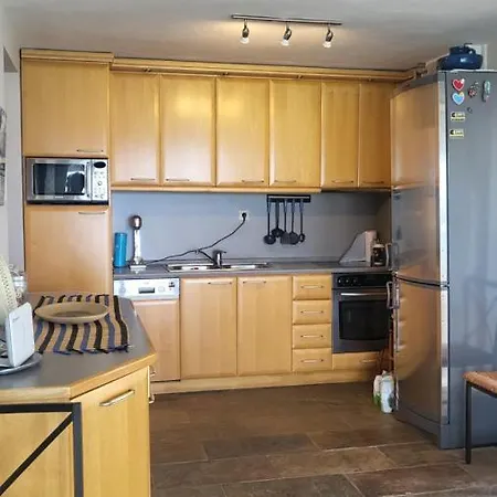 Evita Maisonette, Elegant Beachfront Apt, * פוליכרונו
