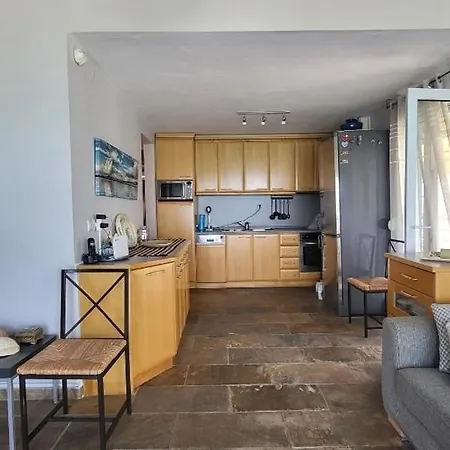 Evita Maisonette, Elegant Beachfront Apt, Apartament