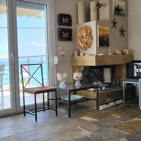 Apartament Evita Maisonette, Elegant Beachfront Apt,