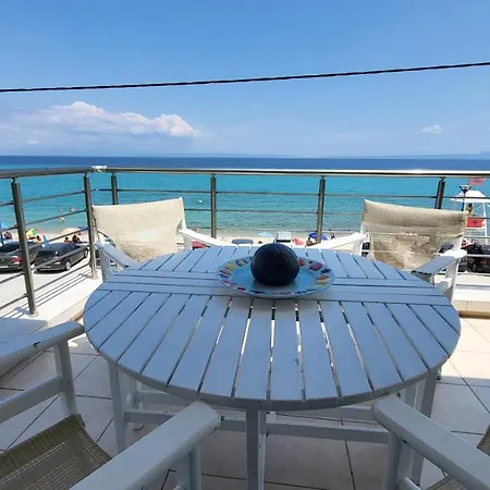 Evita Maisonette, Elegant Beachfront Apt, דירה *