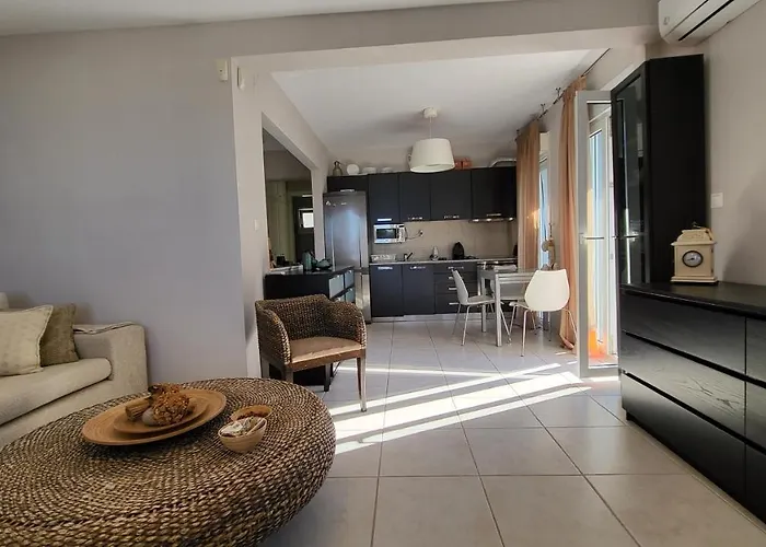 Evita Maisonette, Elegant Beachfront Apt, 폴리크로노