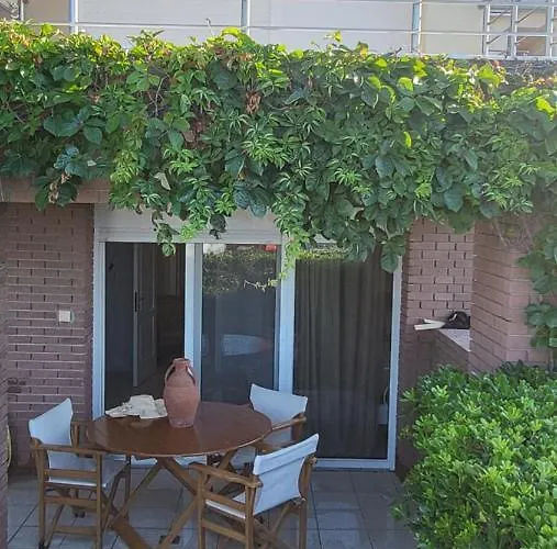 Evita Maisonette, Elegant Beachfront Apt, * פוליכרונו