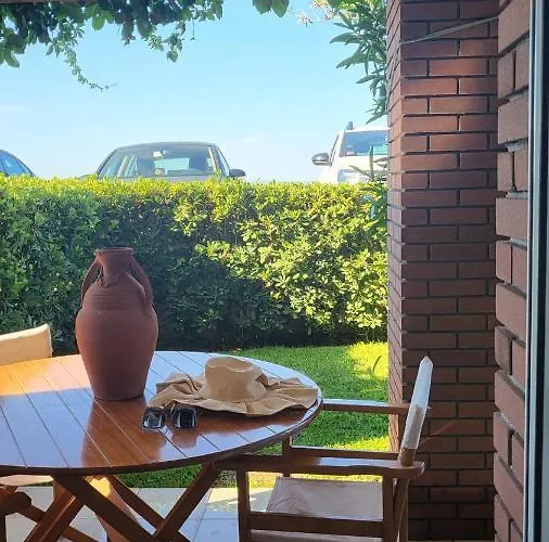 Апартаменты Evita Maisonette, Elegant Beachfront Apt, Полихроно