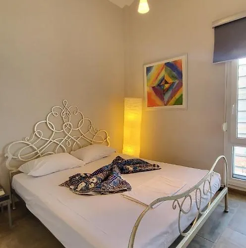 Evita Maisonette, Elegant Beachfront Apt, 폴리크로노