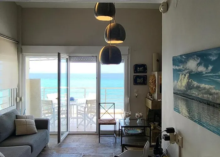 Evita Maisonette, Elegant Beachfront Apt,