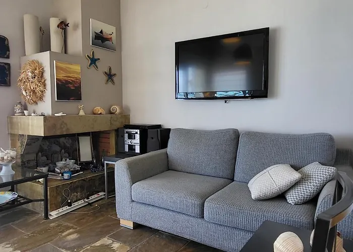 Evita Maisonette, Elegant Beachfront Apt, דירה