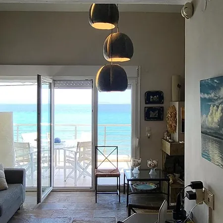 Evita Maisonette, Elegant Beachfront Apt,