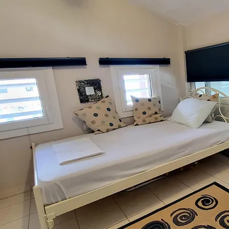 Evita Maisonette, Elegant Beachfront Apt, Appartamento Polychrono